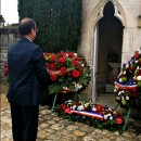 François Hollande dépose une gerbe devant le caveau de François Mitterrand à Jarnac. Photo : N. Bonnefoy