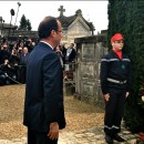 François Hollande dépose une gerbe devant le caveau de François Mitterrand à Jarnac. Photo : N. Bonnefoy