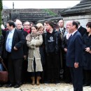 François Hollande dépose une gerbe devant le caveau de François Mitterrand à Jarnac. Photo : T. Kluba