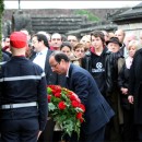 François Hollande dépose une gerbe devant le caveau de François Mitterrand à Jarnac. Photo : T. Kluba