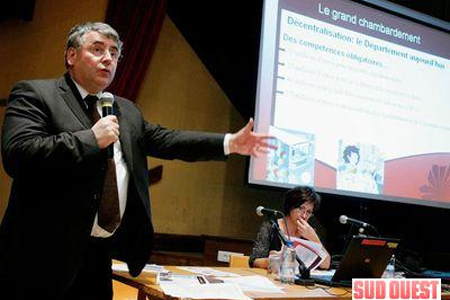 Michel Boutant et Nicole Bonnefoy estiment que les réformes cachent un grand chambardement néfaste. Photo Isabelle Louvier