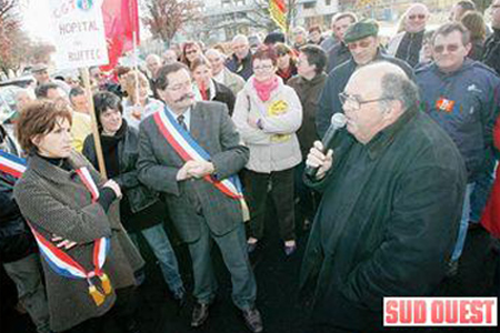 Sitôt connue l'annulation de la réunion, une délégation a été reçue par le président du Cros. Avant des prises de paroles : celles d'élus et, ici, celle de Gaëtan Raynaud. Photo Isabelle Louvier 