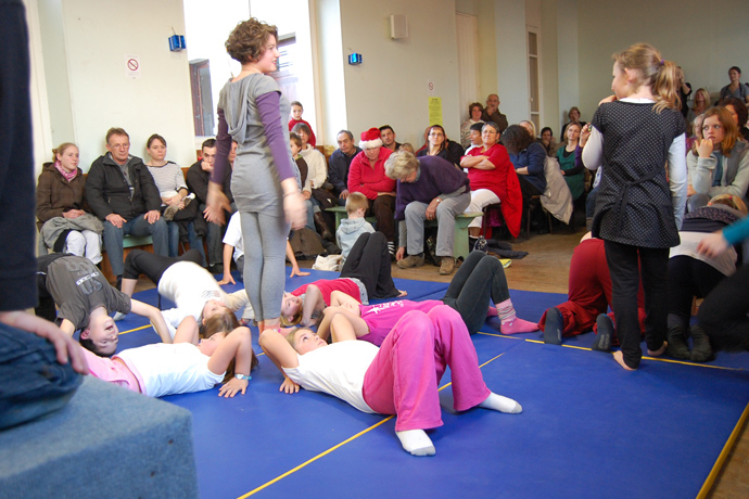 Les enfants du RPI de Saint-Front, Valence et Ventouse ont donné un spectacle de gymnastique avec le matériel acheté dans le cadre du "Programme éducation nutritionnelle"