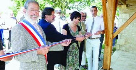 Inauguration du lavoir de St Martin du Clocher.Photo CL