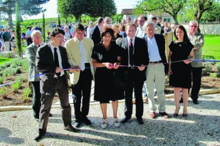 Inauguration du verger de Bourg-Charente Après une visite guidée passionnante du verger fleuri, les personnalités ont coupé le ruban symbolique. Photo CL