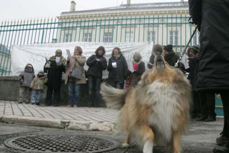 Pique-nique symbolique des EVS devant la préfecture PhotoArticleCL-EVS-01.12.10