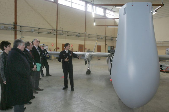 Le lieutenant-colonel Mazoyer a présenté hier la technologie du drone Harfang . Photo CL