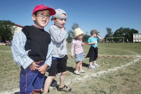 450 écoliers du Ruffécois se sont retrouvés hier au complexe sportif de Mansle pour participer aux différents ateliers. Photo : C. Levain