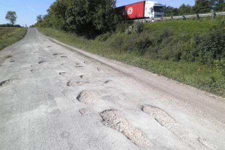 La «route aux nids de poule»: au nord de Mansle en direction de «La Sangle», l'ancienne RN 10, très pratique pour la desserte locale, est dans un triste état. Photo CL