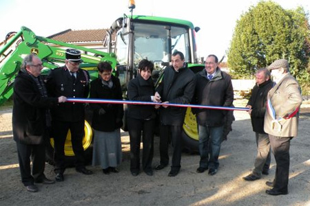 Dimanche dernier au Grand-Madieu, la cérémonie des voeux de la municipalité s'est conjuguée avec l'inauguration du nouveau tracteur acheté par la commune et des réserves incendie qui faisaient cruellement défaut sur le territoire. Photo : CL 