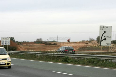 Les travaux en cours sur la Nationale 10 à Mansle ne déboucheront finalement que sur un demi-échangeur. Photo : CL