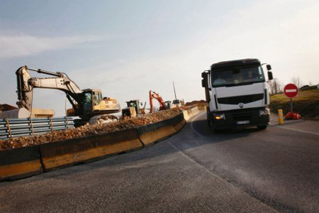 Les camions venant du nord traverseront le centre-ville de Mansle pour aller à la base LGV de Villognon, en attendant l'aménagement d'une piste provisoire. Photo : C. Levain