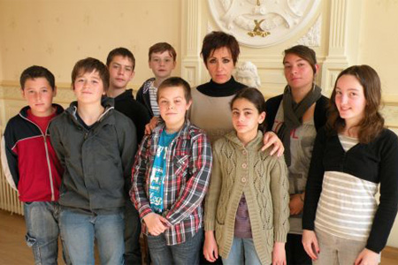 Nicole Bonnefoy est venue expliquer le rôle du Sénat et des sénateurs aux conseillers municipaux jeunes de Chasseneuil avant leur déplacement à Paris. Photo : C.L.