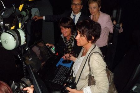 Nicole Bonnefoy et Jeanne Filloux se sont installées au poste des instructeurs, sous les yeux de Danielle Polvé-Montmasson. Photo F. G.