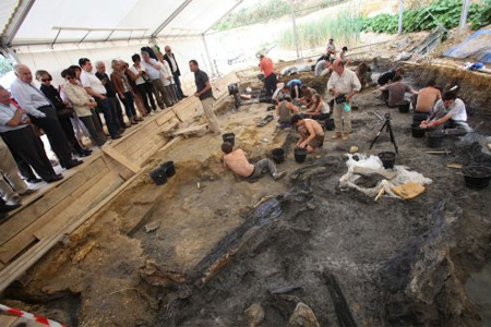 Angeac-Charente hier. Devant les élus en visite, les scientifiques ont montré la «forêt engloutie» découverte il y a une dizaine de jours : du bois fossilisé, en bas à droite de l'image. Photo : P. Messelet