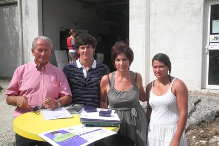 Michel Harmand et Nicole Bonnefoy récompensent les deux jeunes champions de canoë locaux: Pierre-Antoine Tillard et Sarah Lyphout. Photo : J. C. Michel Harmand et Nicole Bonnefoy récompensent les deux jeunes champions de canoë locaux: Pierre-Antoine Tillard et Sarah Lyphout. Photo : J. C.