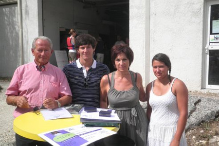 Michel Harmand et Nicole Bonnefoy récompensent les deux jeunes champions de canoë locaux: Pierre-Antoine Tillard et Sarah Lyphout. Photo : J. C.