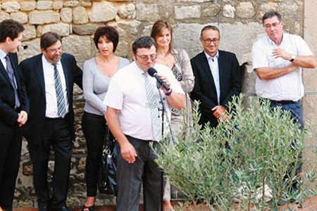 Le maire Michel Germaneau, entouré de nombreux élus, a officiellement inauguré la médiathèque, samedi. Photo : J. M. Le maire Michel Germaneau, entouré de nombreux élus, a officiellement inauguré la médiathèque, samedi. Photo : J. M.