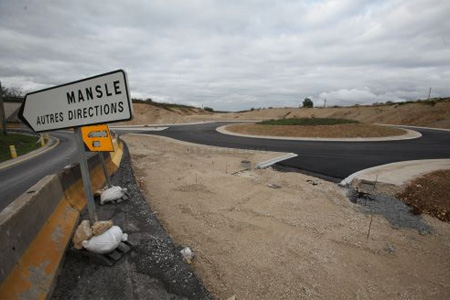 Chantier 1 : Un giratoire a vu le jour à l'échangeur au sud de Mansle. De là partira la voie de substitution qui reliera la RD 739 en direction de Saint-Claud. Photo : P. Messelet 