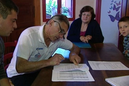 Gérard Marquois en famille à Moncontour (86). Photo : France 3 