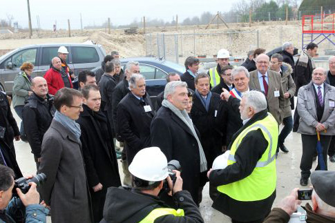 Frédéric Cuvillier, le ministre des Transports, a pu observer le déplacement d'un voussoir, ces piliers de béton qui soutiennent les viaducs. Photo : M. Bouzzit