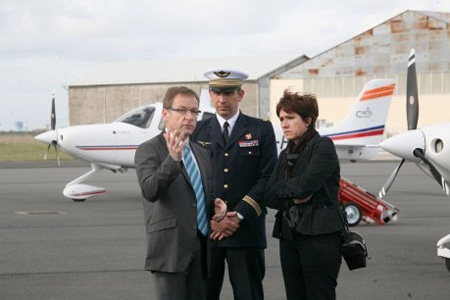 Laurent Blattner a offert un vol au colonel Guillou et à la sénatrice Nicole Bonnefoy. Au fond, les hangars. Photo : A. Lacaud