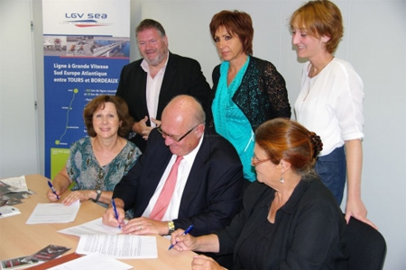 Catherine Perrier-Dumont, Hervé Tricot et Isabelle Aurycoste (au premier rang) signent la convention de partenariat. Photo CL