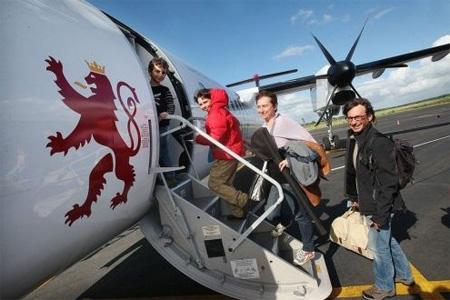 Les premiers passagers charentais à destination de Figari ont embarqué samedi à 17h40 pour une semaine au moins de vacances au soleil. Photo : L. S.