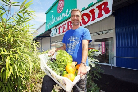 Frédéric Tanné et ses associés de Bio Terroir, tous producteurs charentais, s’apprêtent à tripler leur surface de vente dans l’ancien magasin bio Vitamine, route de Bordeaux, à Angoulême. Photo : R. Joubert