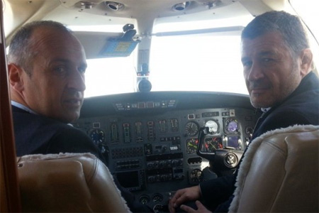 Philippe Saint-André et Christophe Ducluzeau, dans le cockpit du Cessna Citation II qui a fait escale en Charente hier. Photo : B.R