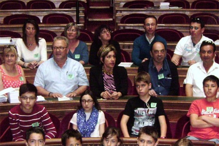 Les élus jeunes et adultes et la sénatrice Nicole Bonnefoy au cœur de l’hémicycle du sénat. Photo : P. R.