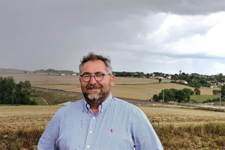 Fabrice Geoffroy est le maire de Courcôme, ville particulièrement affectée par l'arrivée de la LGV. Photo : A. Beneytou