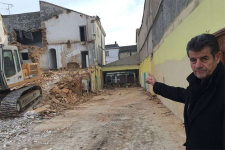 La démolition des trois immeubles rachetés par la commune est en cours entre les rues Grande et des Martinets. Photo : Charente Libre